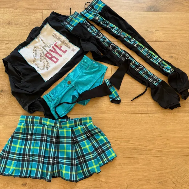 ARIANE ANDREW CUSTOM CAMERON GEAR