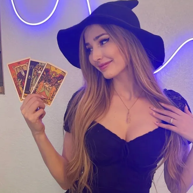 PAIGETHEWITCH - TAROT CARD READING