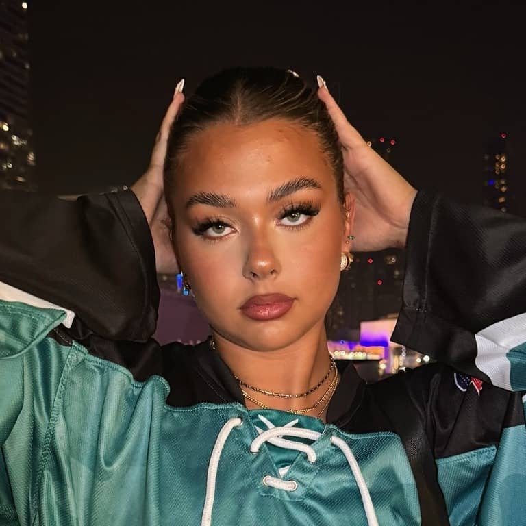 Julia White (@juliawhiteeee) / Passes